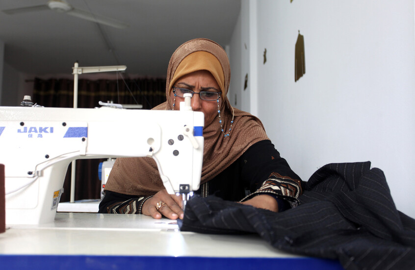 الحاجة أم الاختراع.. سيدات غزة يبتكرن طريقة لتحويل البطانيات إلى ملابس دافئة للنازحين (صور)