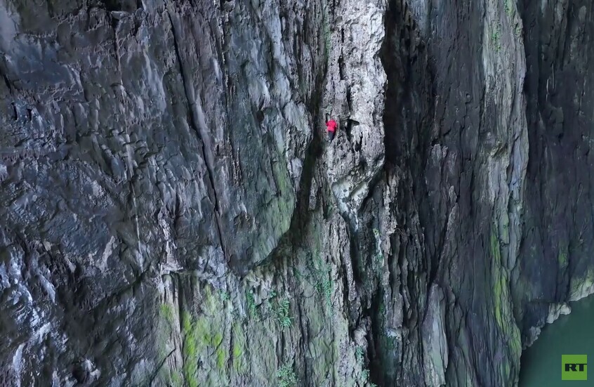 الصين.. امرأة تتسلق منحدرات يزيد ارتفاعها عن 100 متر دون معدات السلامة