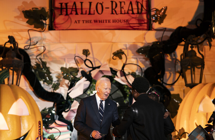 "ديلي ميل": بايدن يعض ثلاثة أطفال في حفل الهالوين بالبيت الأبيض (صور)