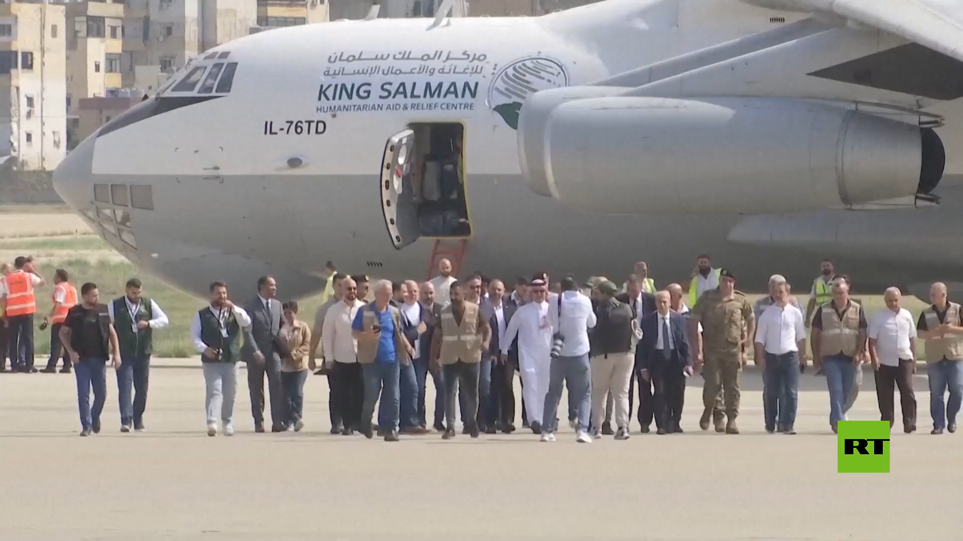 أول طائرة من الجسر الجوي السعودي تهبط في مطار رفيق الحريري