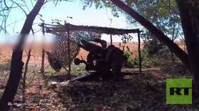 مدفع هاوتزر الروسي "D-30" يشنُّ قصفًا على مواقع أوكرانية في المنطقة الحدودية لمقاطعة كورسْك