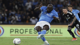 نابولي يهزم كومو بثلاثية ويعزز موقعه في صدارة "الكالتشيو"