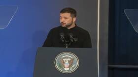 مستشار أوكرني سابق يحذر زيلينسكي من "تمرد مسلح" بعد الانسحاب من مدينة أوغليدار