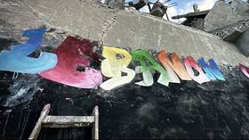 لبنانية ترفض النزوح من منزلها بالجنوب دون قمصان برشلونة