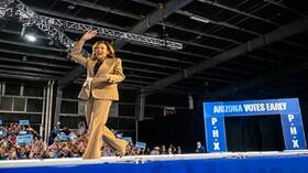 الضحك بلا سبب.. هاريس تتعرض لانتقادات لاذعة على قهقهتها المستمرة