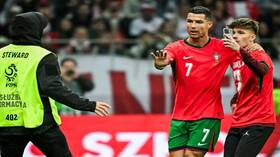 "تواضع الأسطورة".. رونالدو يوقف الأمن عن ملاحقة مشجع (فيديو- صور)