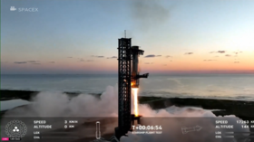 لأول مرة.. أذرع "سبيس إكس" تلتقط بنجاح معزز الصاروخ "ستارشيب" العملاق عند الهبوط