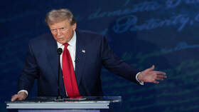 ترامب يسخر من متظاهرة خلال تجمع انتخابي بولاية كاليفورنيا