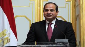 شاهد.. ردة فعل السيسي بعد ترديد عبارته الشهيرة: "قسما بالله اللي هيقرب لمصر هشيله من على وش الأرض"