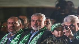 "فلسطين وكره إسرائيل ونهاية الحرب".. إعلام عبري يزعم العثور على رسائل تبادلها السنوار مع طفله الصغير