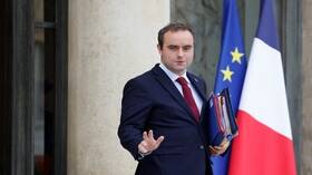 وزير دفاع فرنسا: باريس تزود كييف بأسلحة قديمة