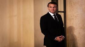 صحفي فرنسي يفجر مفاجأة كبرى عن صفقة سرية وقعها ماكرون مع حزب الله