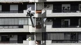 عدسات الكاميرات تلتقط صورا نادرة لـ"قنبلة ذكية قوية" إسرائيلية أثناء سقوطها على مبنى في بيروت