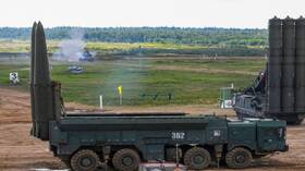 منظومة "إسكندر" الصاروخية الروسية تظهر علنا لأول مرة في الجزائر (صور)