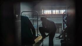 أسير روسي في قبضة القوات الأوكرانية.. ابتزاز فاضح وتهديد بإخضاعه لتجارب جسدية