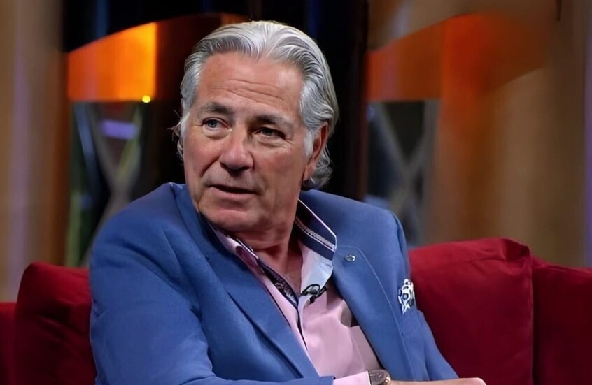 حسين فهمي يتعرض لانتقادات لاذعة بسبب صورة لحفل عشاء مع وفد صيني ظهرت بعد وفاة شقيقه بـ 24 ساعة