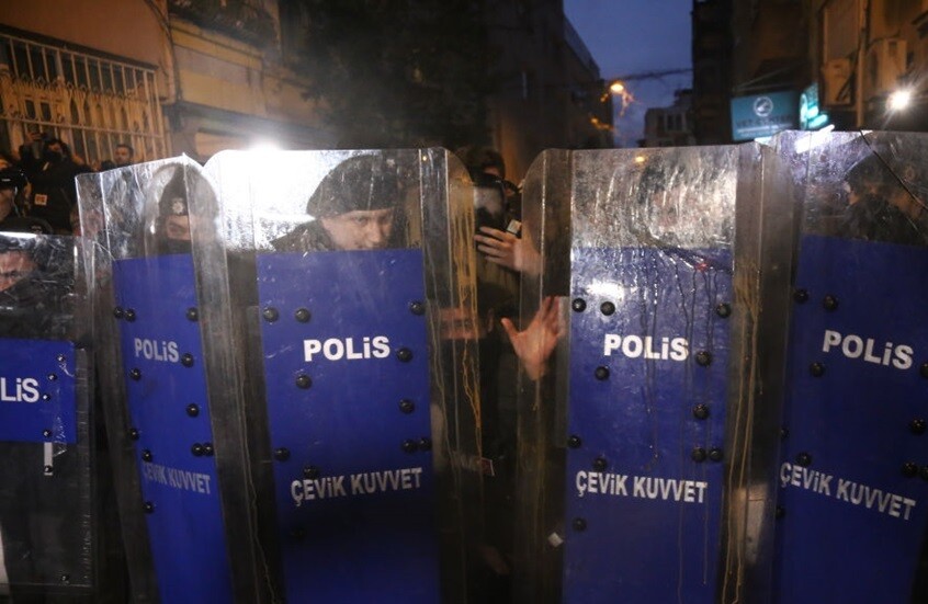 عشرات المحتجين يحاصرون ميناء "أمبرلي" في إسطنبول