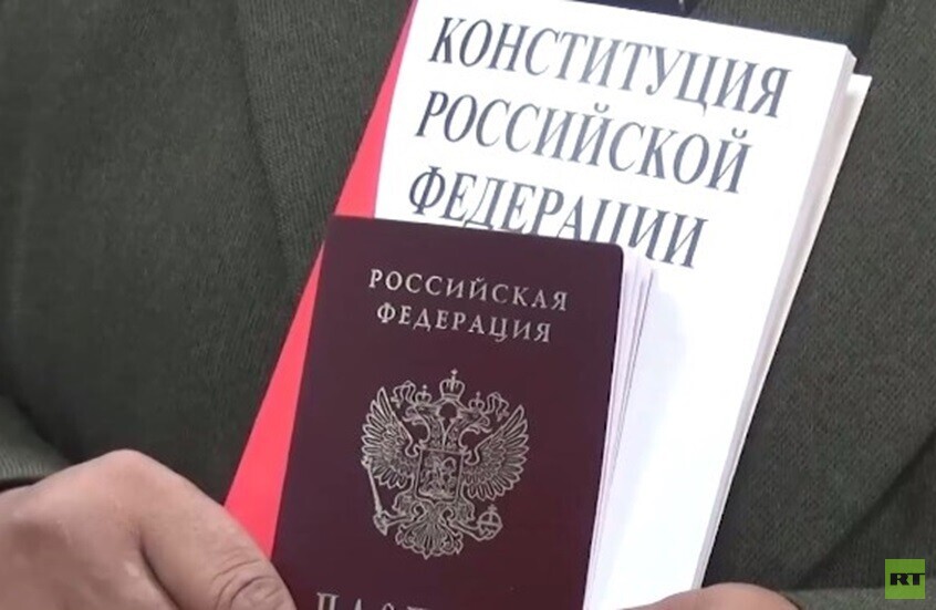 أول لاجئ سياسي من الولايات المتحدة يحصل على جواز سفر روسي