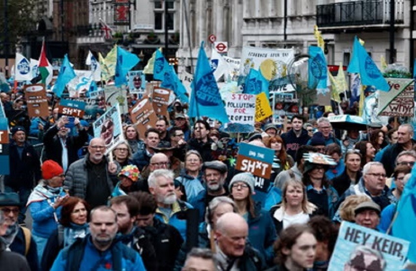 متظاهرون في لندن يطالبون شركات المياه بتنظيف الأنهار الملوثة بالصرف الصحي