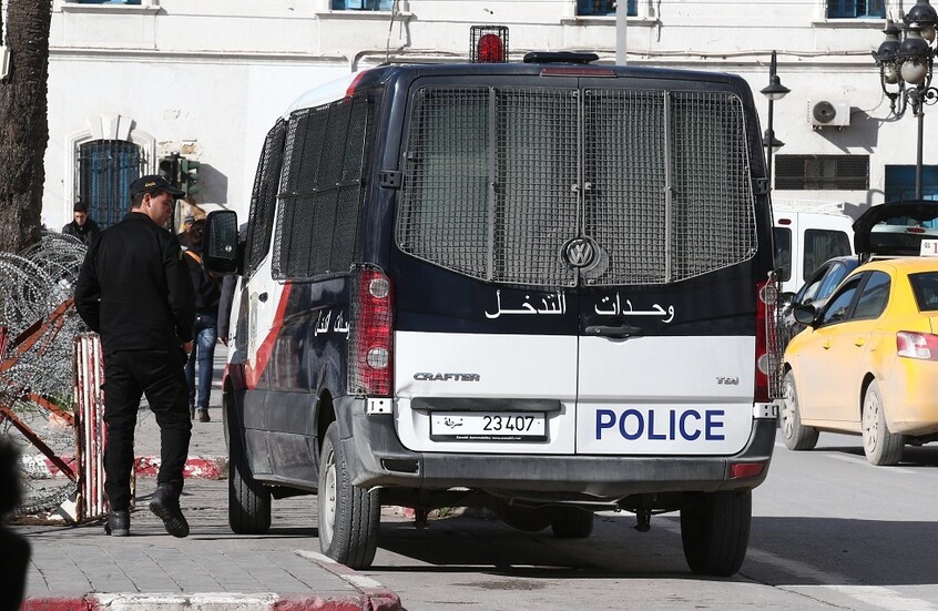 تونس.. توقيف امرأة أخفت 11 صفيحة ''زطلة'' مخدرة بمحلها التجاري (صورة)