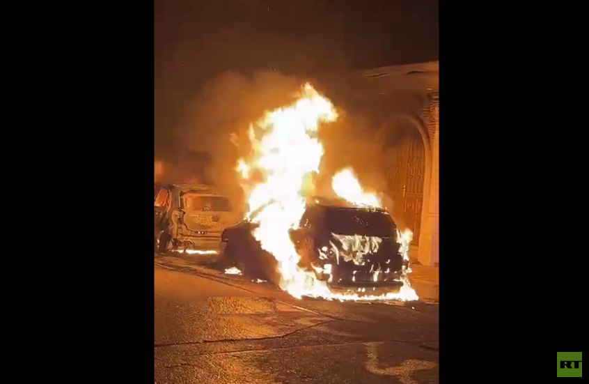 مراسلتنا: مستوطنون يشعلون النار بسيارات الفلسطينيين في البيرة (فيديو)