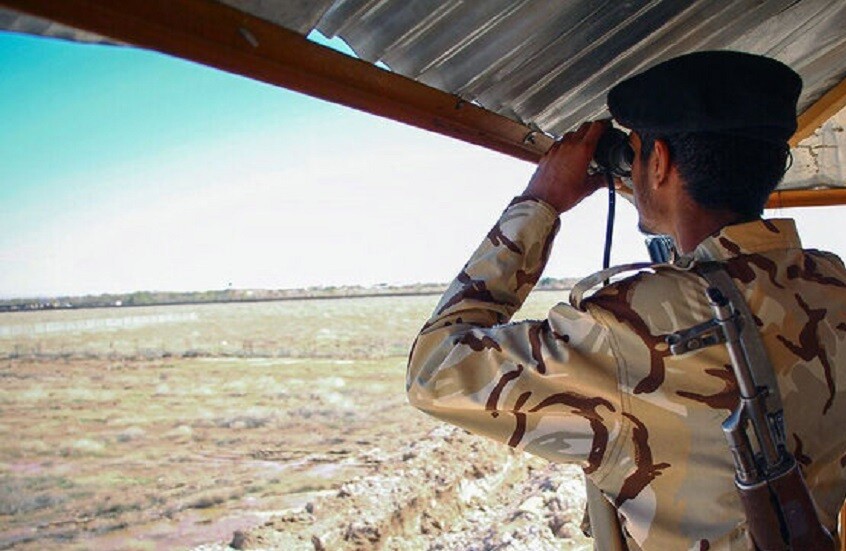 حرس الحدود الإيراني يضبط كمية من السلاح والمخدرات في الحدود الجنوبية الشرقية