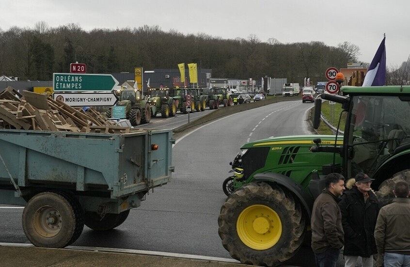 المزارعون الفرنسيون يهددون بوقف إمدادات المواد الغذائية في البلاد