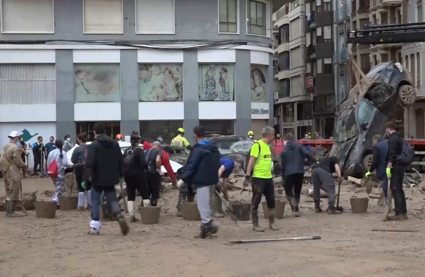 المئات من المحليين ينضمون إلى تنظيف آثار عاصفة قاتلة في إسبانيا