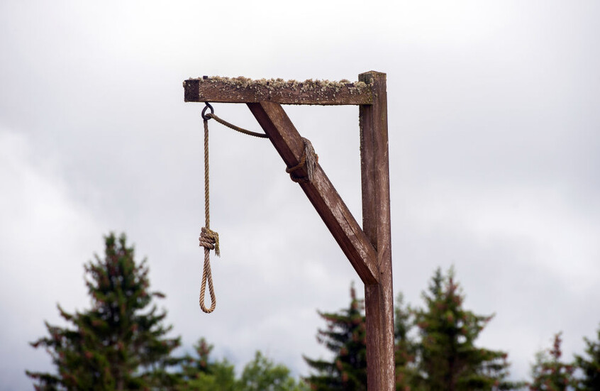 تشابه أسماء.. مؤرخ بريطاني يكشف مصير آخر "ساحرة" بإنجلترا محكومة بالإعدام