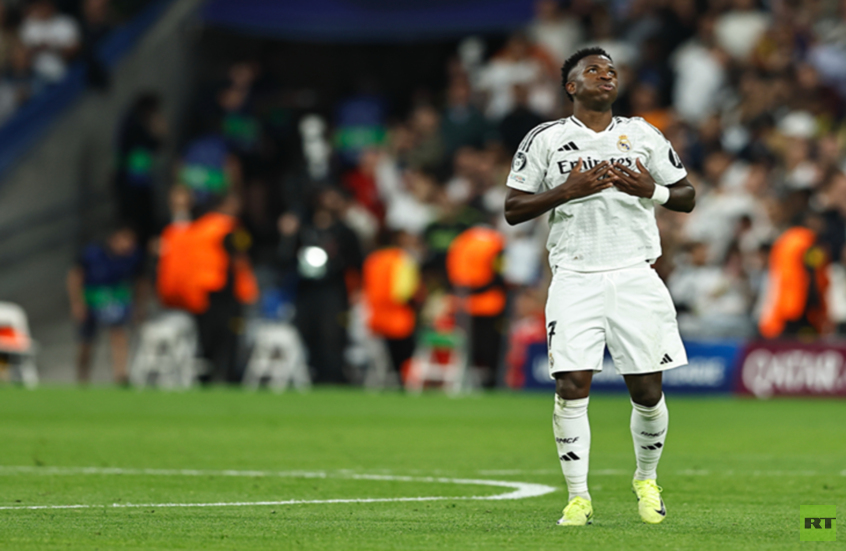 مقتديا برونالدو.. فينيسيوس يتناسى صدمة الكرة الذهبية ويمارس لعبة أخرى