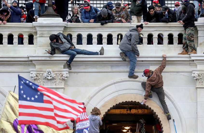 سياسي روسي: الولايات المتحدة أقرب من أي وقت مضى إلى حرب أهلية