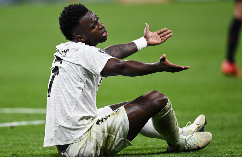 فينيسيوس جونيور ينجو من الطرد رغم إهانة حكم مباراة ريال مدريد وميلان