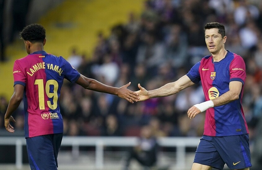 مدرب برشلونة فليك يعتذر عن تصرفه مع ليفاندوفسكي