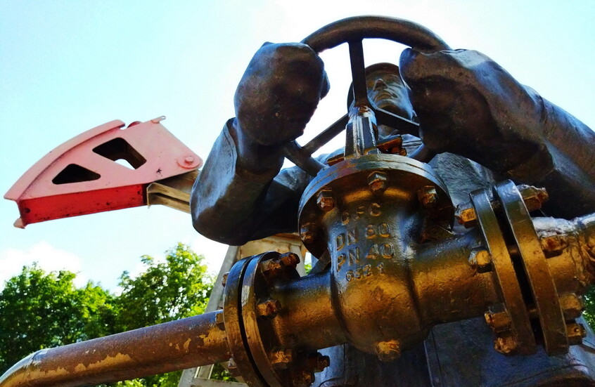 انخفاض أسعار النفط مع تقييم الأسواق لآفاق العرض والطلب