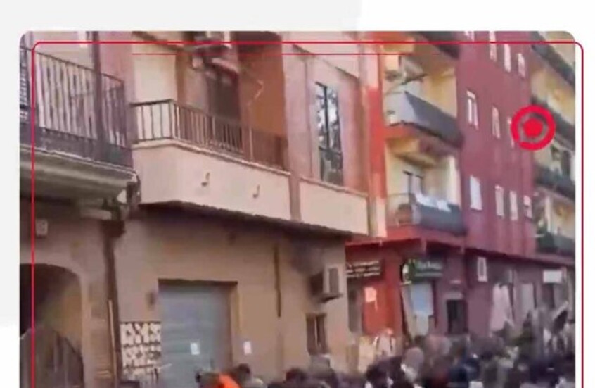 الشعب الإسباني يشارك في تنظيف شوارع فالنسيا عقب الفيضانات التي شهدتها