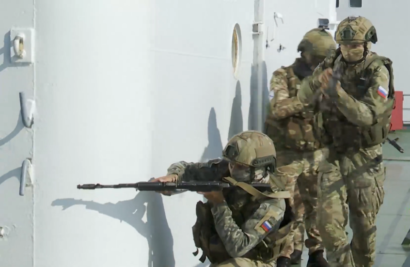 أطقم السفن الحربية تتدرب على مكافحة الإرهاب ضمن مناورات