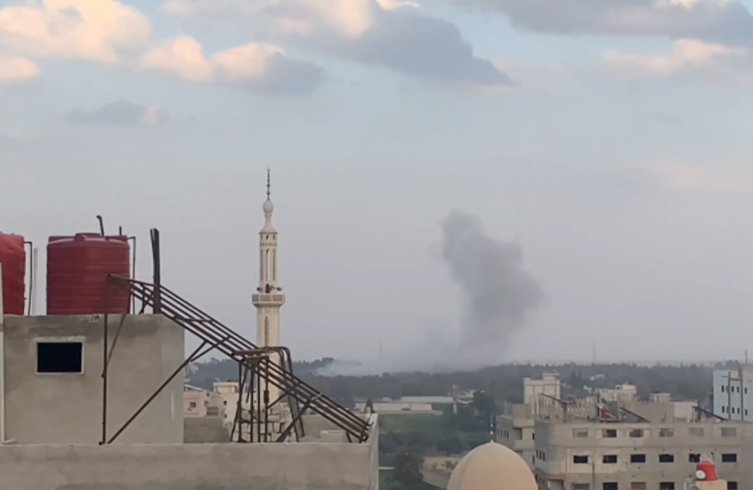 أعمدة الدخان تتصاعد في منطقة السيدة زينب بريف دمشق على خلفية أنباء عن غارة إسرائيلية جديدة