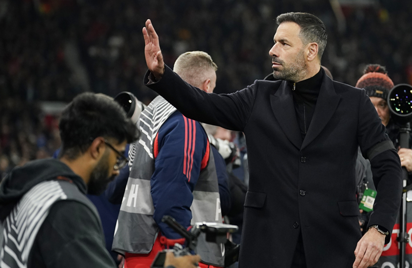 رسميا.. مانشستر يونايتد يعلن رحيل فان نيستلروي عن الفريق