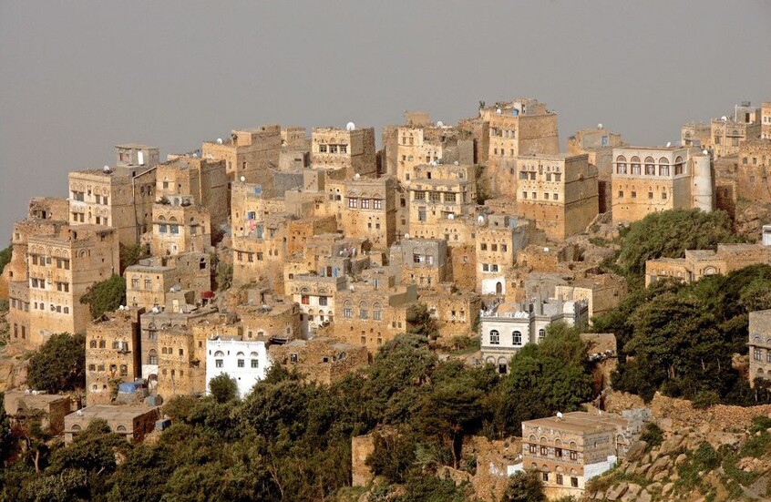 وفاة 8 من أسرة واحدة في انهيار صخري غربي اليمن (فيديو)