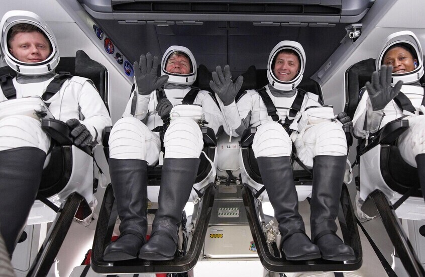 تفسير "مبهم" لدخول طاقم "كرو 8" إلى المستشفى بعد عودتهم إلى الأرض