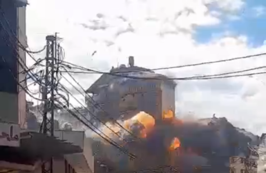 لحظة القصف الذي استهدف مبنى في الضاحية الجنوبية لبيروت