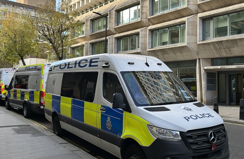 توقيف رجل مسلح بسكاكين بالقرب من مباني البرلمان في لندن