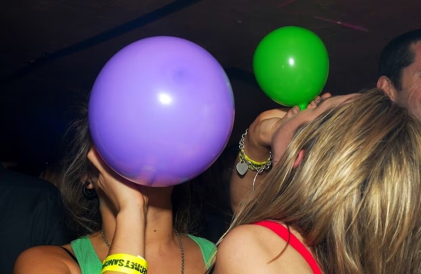 ألمانيا.. توجه حكومي لحظر استخدام غاز الضحك بعد انتشاره الواسع في البلاد