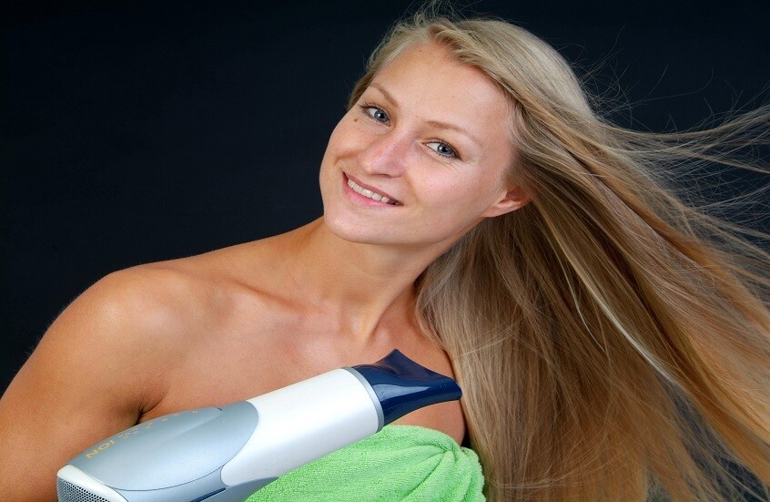 أضرار الاستخدام المتكرر لمجفف الشعر