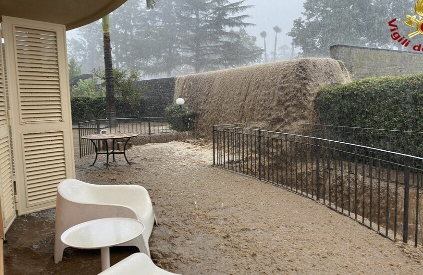 أمطار غزيرة تضرب صقلية الإيطالية وتتسبب في فيضانات (فيديو)