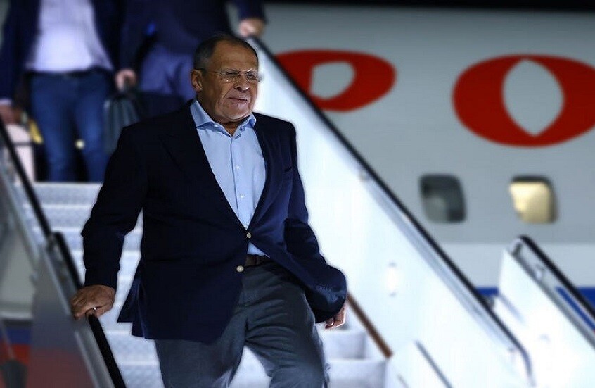 لافروف يصل إلى أبو ظبي للمشاركة في منتدى حول السلام والأمن