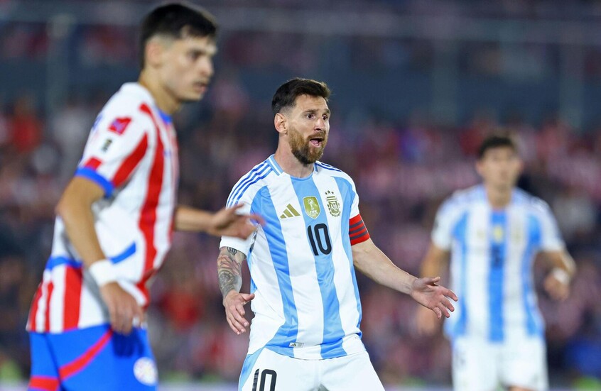 ميسي يفقد أعصابه ويهين حكم مواجهة الأرجنتين والباراغواي.. فماذا قال؟