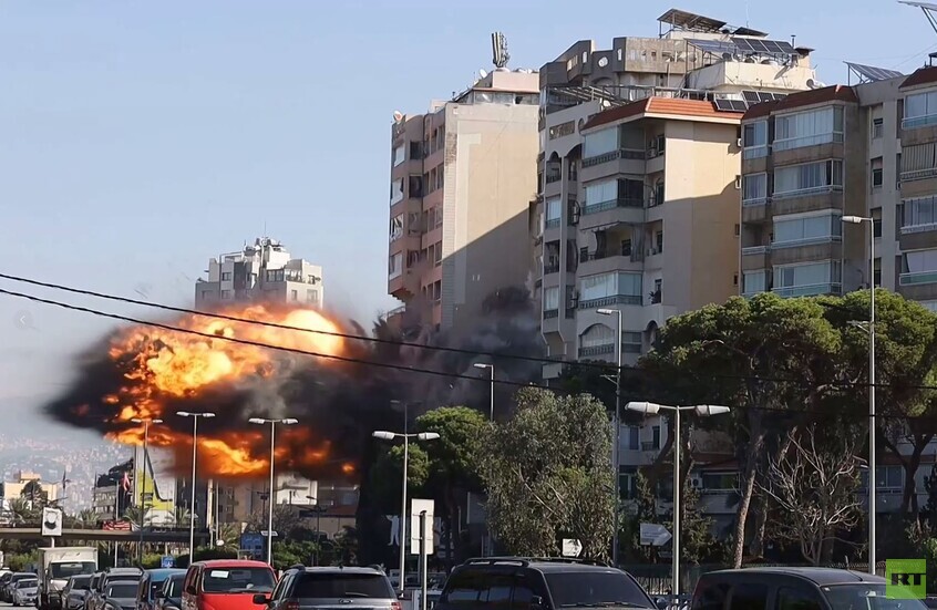 لحظة انهيار مبنى بقصف اسرائيل في الطيونة بالضاحية الجنوبية لبيروت