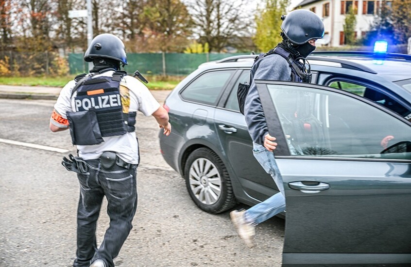 ألمانيا.. رجل بمدينة كولونيا يقضم قطعة من أذن شرطية