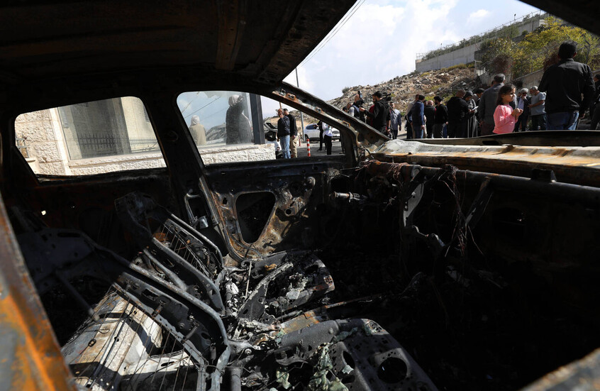 حرائق ومواجهات عنيفة مع الأهالي.. شاهد هجوم المستوطنين على بلدة بيت فوريك في نابلس